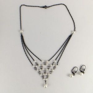 🛍 Necklace and Earrings set.